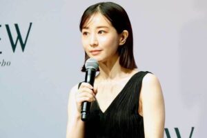 田中みな実“あざとポーズ”で報道陣の質問に、