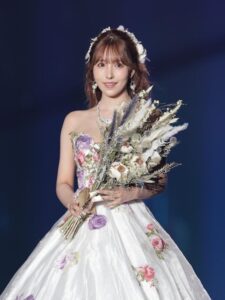三上悠亜がテイラー・スウィフトの、