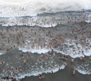 【衝撃！】男女1400人がビーチに全裸で海水浴を、