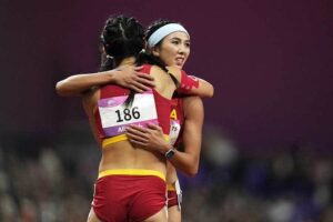 中国、陸上選手が抱き合うこの写真がNGなのか！？