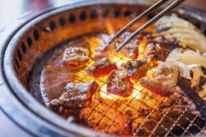 【注意！】食べ放題で余った肉を七輪の中にポイッ...