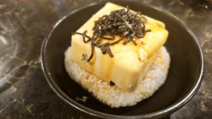 「お金渋り丼」って？？？？？　ご飯の上に豆腐や塩昆布を乗せ…