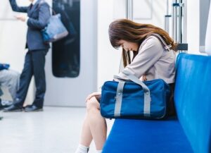 電車で脚広げて眠る女子高生に、、、気遣いのメッセージをしたら…