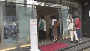 ファンの聖地“ジャニショ”が閉店“　店に入れない人たちも…