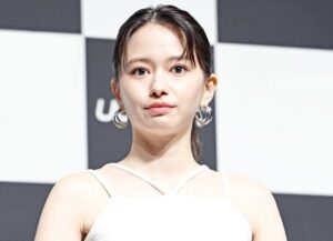 山本舞香、美くびれ引き締まったウエスト（Calvin Klein）ロゴのブラで、