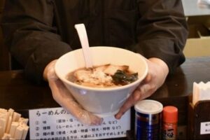 気を付けて！！ラーメンの丼ぶりにゴミを入れると『器物損壊罪』に、