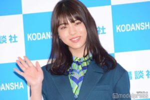 モデルの井手上漠、ボディライン際立つ水着姿でダイビングで、