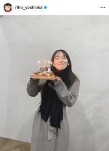 吉岡里帆がバースデーケーキを手に満面の笑みが、