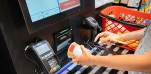 セルフレジは失敗？有人レジに戻す動きも...