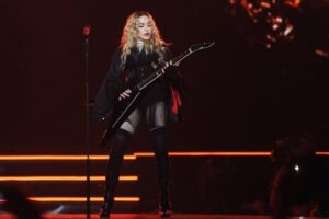 辛辣な声･･･「マドンナ」披露のダンスが、