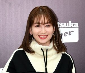 「深紅ブラ」小嶋陽菜vs.「紐パン」柏木由紀で、