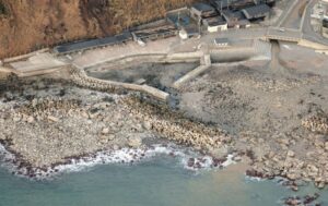 能登地震で、海底が隆起して海がはるか先に、