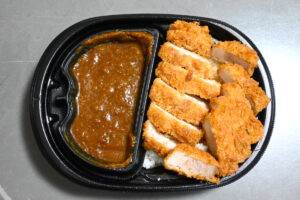 やりすぎ？ ローソン47％増量「カツカレー」が！