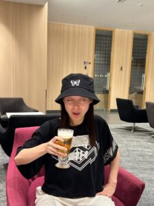 橋本環奈さん、空港のラウンジでビールを、