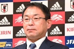 日本サッカー協会反町委員長が伊東純也へ、