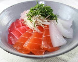このマグロの刺し身って、コンニャク粉からの、