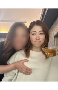 松井珠理奈のバストアップサロンの“胸わしづかみ”写真が、