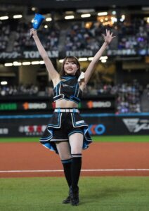 新ダンスが話題「チッチキチーか」ファイターズガールが、