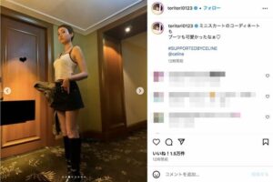 「ツイッギーみたい」大胆ミニスカの人気モデルが“レトロ美女”姿で、