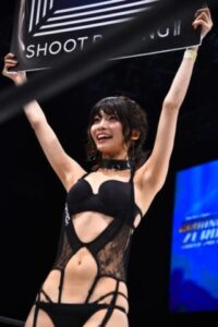 ラウンドガール、ミニスカート“180㎝超え”で大バズりは、