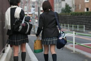【珍事】女性教諭が女子中学生のスカート内を盗撮して、